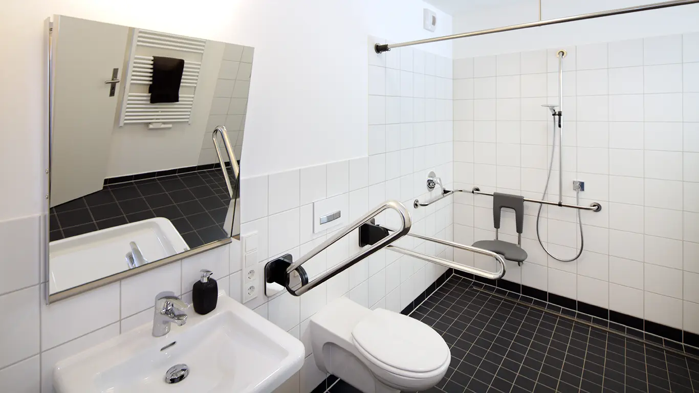 Barrierefreies Badezimmer in München, renoviert von AS Renovierung mit modernen Hilfsmitteln.