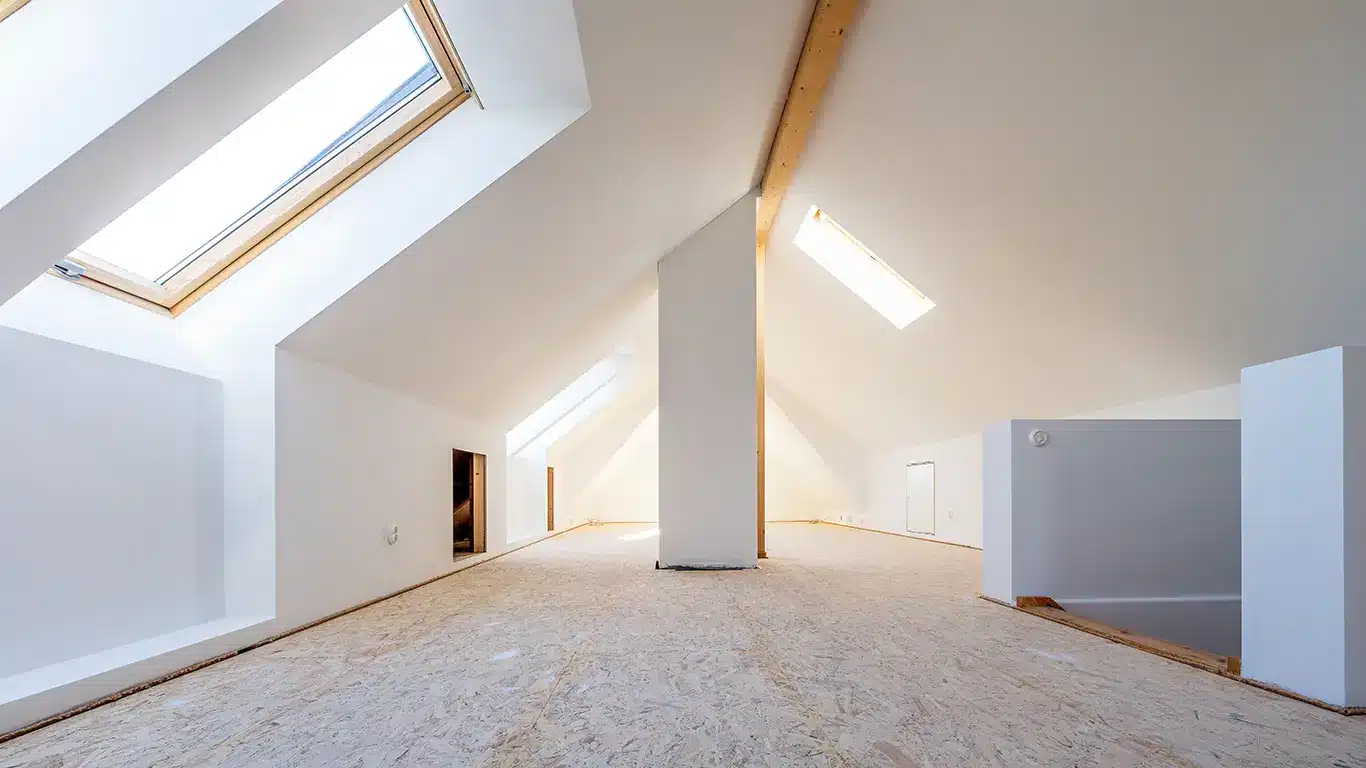 Moderner Dachausbau in München mit großen Dachfenstern, realisiert von AS Renovierung.