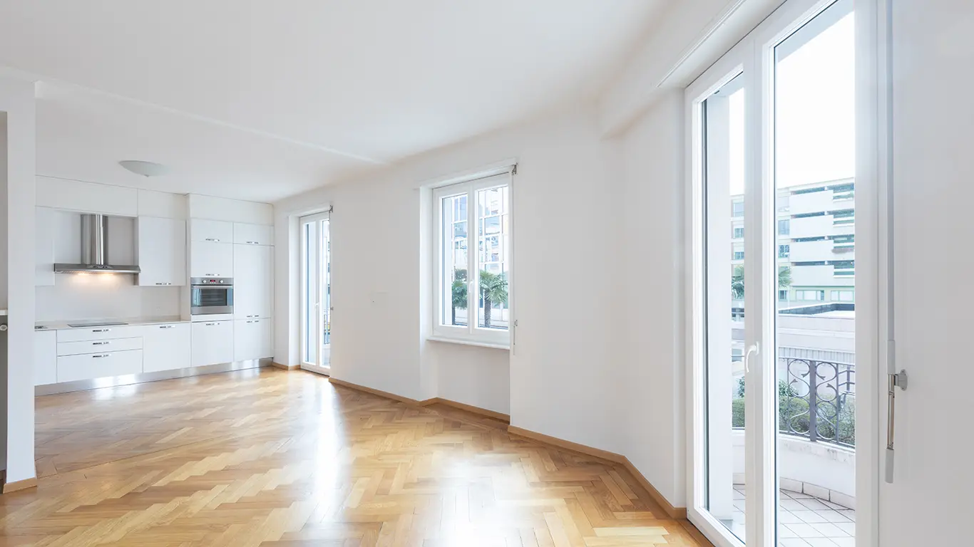 Modern gestalteter Eingangsbereich eines Wohngebäudes in München, renoviert von AS Renovierung.