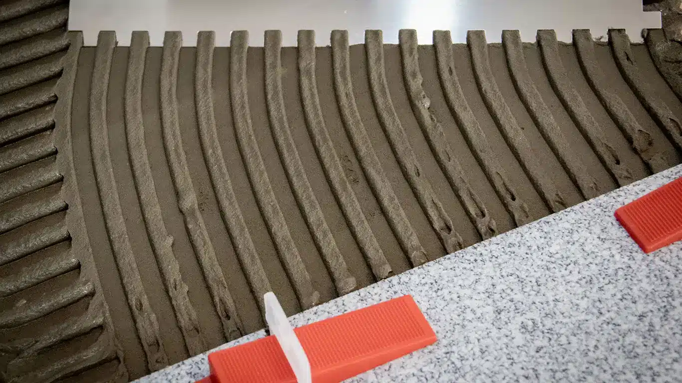 Fliesenverlegung München – AS Renovierung Professionelle Fliesenverlegung in München mit präziser Kleberauftragung durch AS Renovierung.